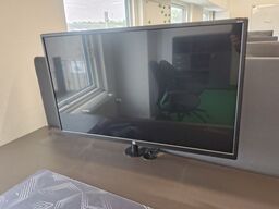 En HP 32" skærm på stativ