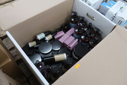 Kasse med assorteret hårprodukter