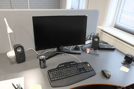 IT-udstyr på skrivebord