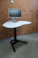 Elhæve/sænkebord skråt design inkl. DELL skærm