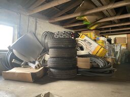 Indhold på loft af diverse slanger, dæk, isolering mv. 