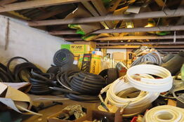 Indhold på loft af diverse slanger, dæk, isolering mv. 