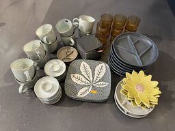 Krus, tallerkner samt glas 