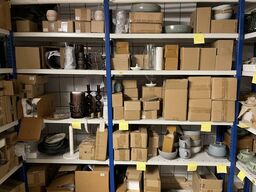 Reol med blandet porcelæn