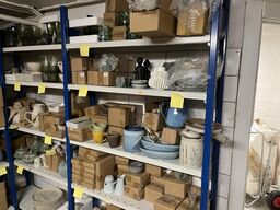 Reol med blandet porcelæn