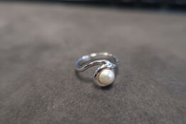 Pearls Swirl Ring w Cream Pearl Str. N