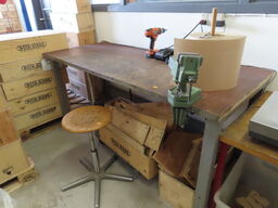 Arbejdsbord og skammel, med indhold