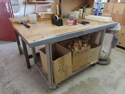 Arbejdsbord, med indhold