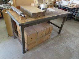 Arbejdsbord, med indhold