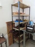 2 stk. reoler med indhold