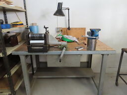 Arbejdsbord, med indhold