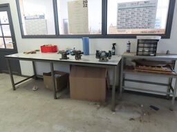 Arbejdsbord og reol, begge uden indhold