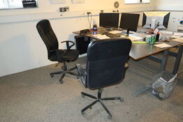 El. hæve/sænke skrivebord uden indhold, 2 stk. kontorstol