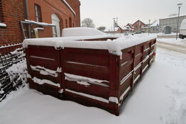 Affaldscontainer med indhold