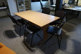 Bord med 5 stk. stole