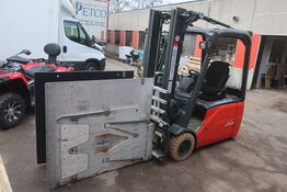 Gaffeltruck LINDE E16-01 med en papklemme