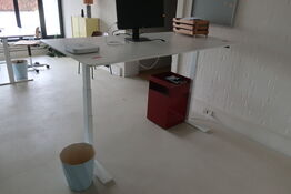 El. hæve/sænke skrivebord BRÄUNER uden indhold