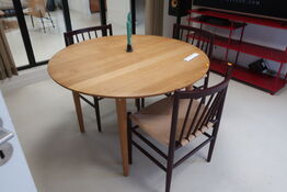 Spisebord samt 2 stk. spisebordsstole FDB J80