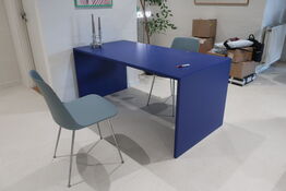 Skrivebord MONTANA samt 2 stk. spisebordsstole &TRADITION 