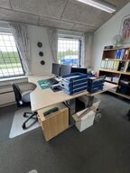 3 stk. elhæve/sænkeborde, reoler, kontorstole, skærme (se billeder)
