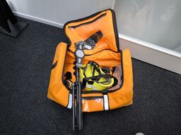 Taske med høreværn, hjelm og stander til tablet
