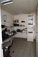 Div. Indhold i rum bl.a. kasseapparat, pengeskab m.m.