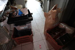 2 stk. kasser med indhold samt 2 stk. spande med indhold