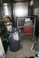 Vogn, service samt skraldespand med indhold