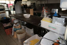 Rustfri stålbord med indhold