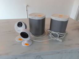 2 stk. højtalere, SONOS og 2 stk. overvågningskamera