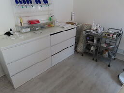 Div. møbler og vogne med indhold