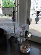 Div. udstillings genstande og glashylder