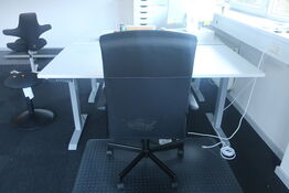 El. hæve/sænke skrivebord samt kontorstol