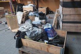 Div. Paller med varelager, tagpap m.m.