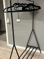 8 stk. Tøjstativer og ca. 300 stk. bøjler