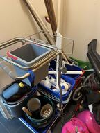 Rengøringsvogn med indhold.