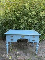 Antikt skrivebord (124 cm. bred og 78 cm høj)