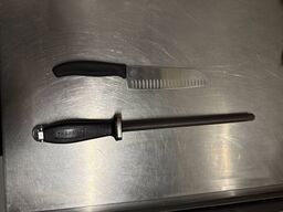 Ca. 10 stk. Kokkeknive og strygestål