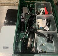 Kasse med blandet køkkenudstyr, stavblændere, vægte mv.