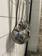 Ca. 30 stk blandede køkkenredskaber (reolen medfølger ikke)