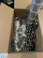 Kasse med raflebægre, terninger og kort