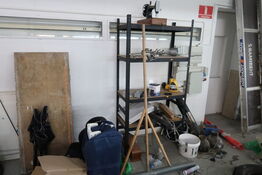 Reol m. indhold: lamper, radio mv.