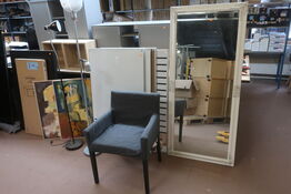 Skabe, spejl, stol, whiteboard m.m. 17 ting 