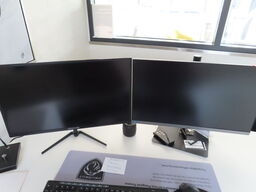 2 stk. Skærme, tastatur, mus, m.v.