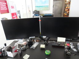 2 stk. Skærme, tastatur, mus, m.v.