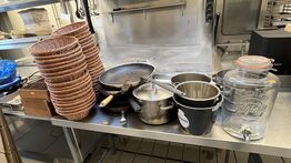 Blandet Lot På Bord:  Gryder, Pander, Kurve m.m.