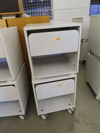 2 stk. Skuffemodul/sengebord, det en på hjul