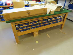 Pakkebord med plastkasser inkl. Indhold i plastkasserne (Indhold på bordet medfølger ikke)