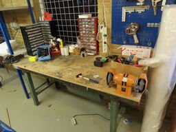 Værkstedsbord/reol og vægplader med værktøj/indhold