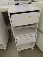 2 stk. Skuffemodul/sengebord, det en på hjul